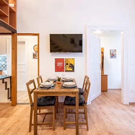 - Colourful - Cozy Apartment
